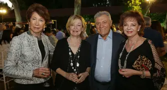 ארבעה אנשים מצטלמים