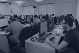 אנשים שעובדים על מחשבים