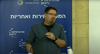 איש מדבר על פודיום