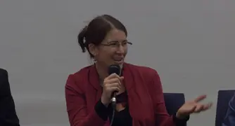 אישה מדברת למיקרופון