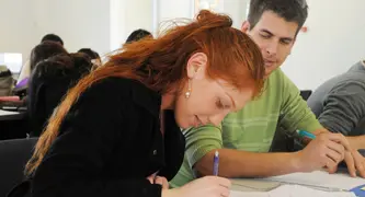 סטודנטים כותבים