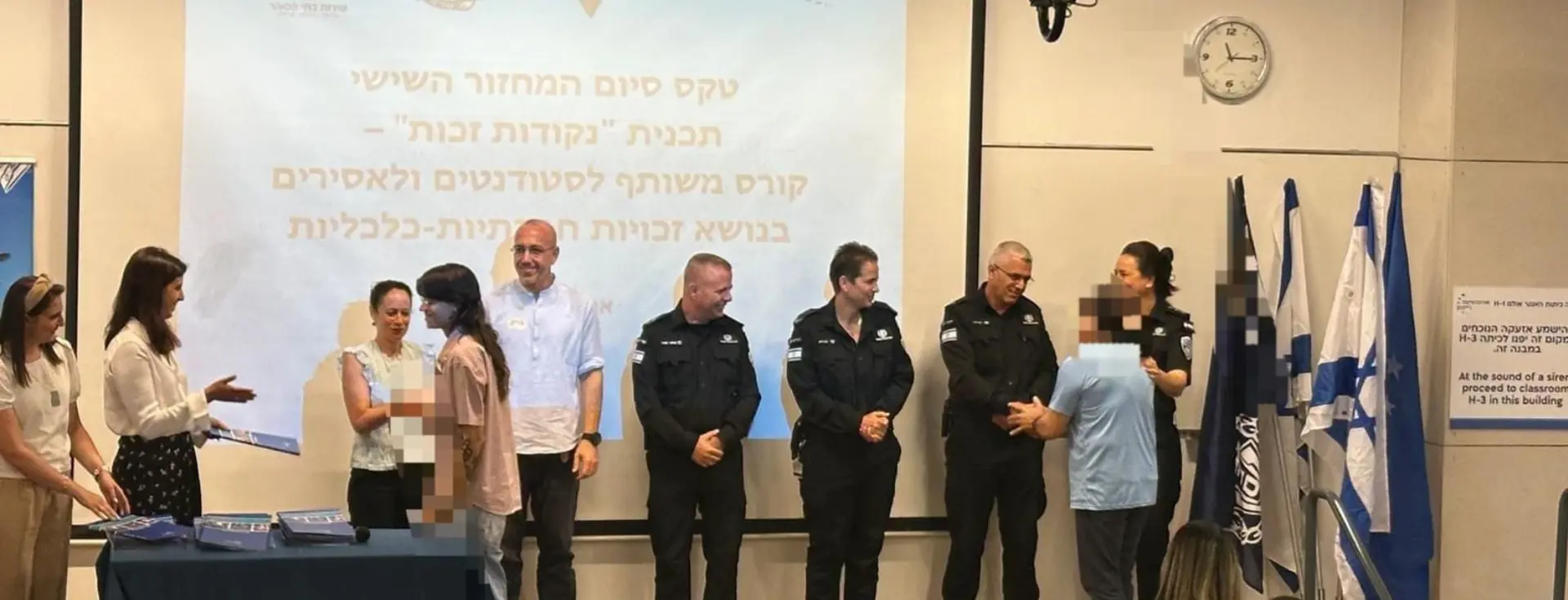 טקס אסירים וסטודנטים מחזור 6 תמונה של המשתתפים והבמה