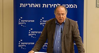 איש מדבר על פודיום