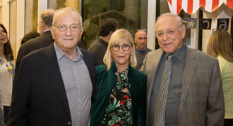 אנשים מסתכלים למצלמה