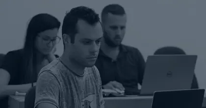 סטודנט מסתכל על מחשב