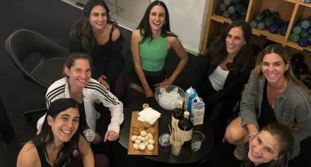 נשים יושבות סביב שולחן