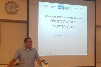 איש עומד על פודיום ונואם
